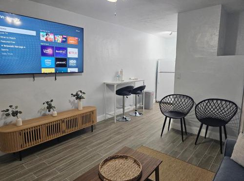 Private Modern 1 Bedroom 6 Miles to Hard Rock Stadium