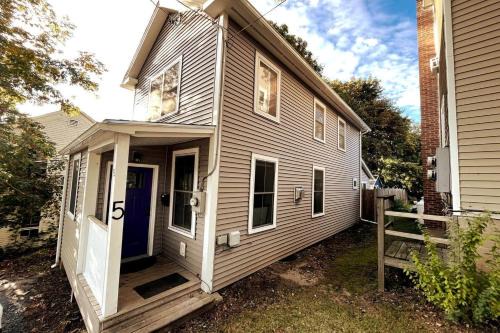 Purple Door Cottage in the heart of Middlebury!