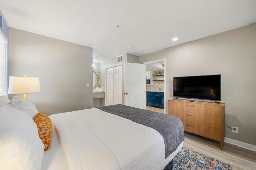 Newly Renovated Atlanta Gem: Central Buckhead Apt