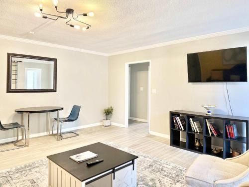 Downtown Condo! Private Balcony! PT10F